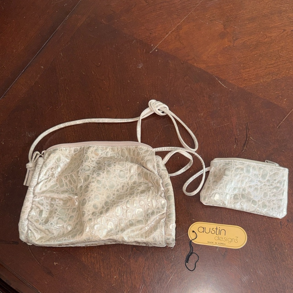 Vintage Austin designs  Silver Croc-Embossed Women's Bag w/attached coin purse.